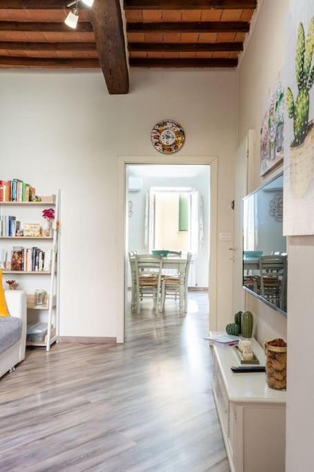 Casa Vacanze L'Angolo Fiorito Bettolle Exterior photo